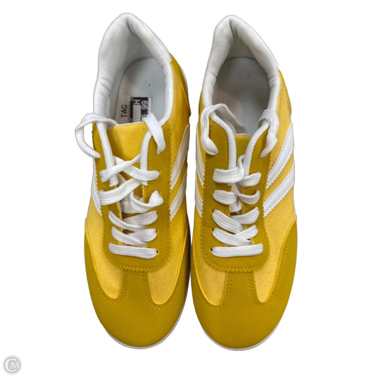 Shoes Sneakers By Clothes Mentor In Yellow, Size: 11