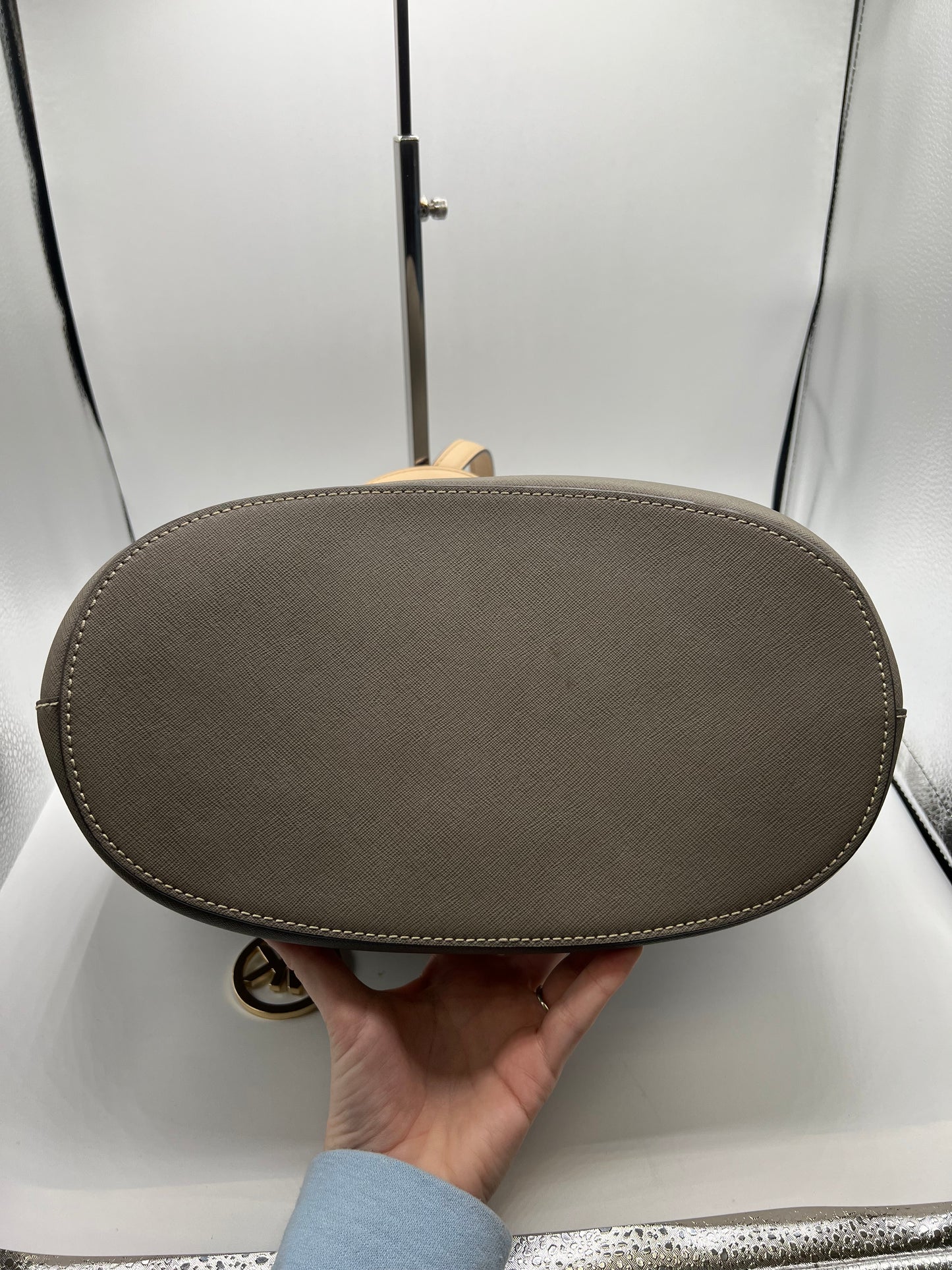 HANDBAG DESIGNER by MICHAEL KORS In GREY, Size: LARGE